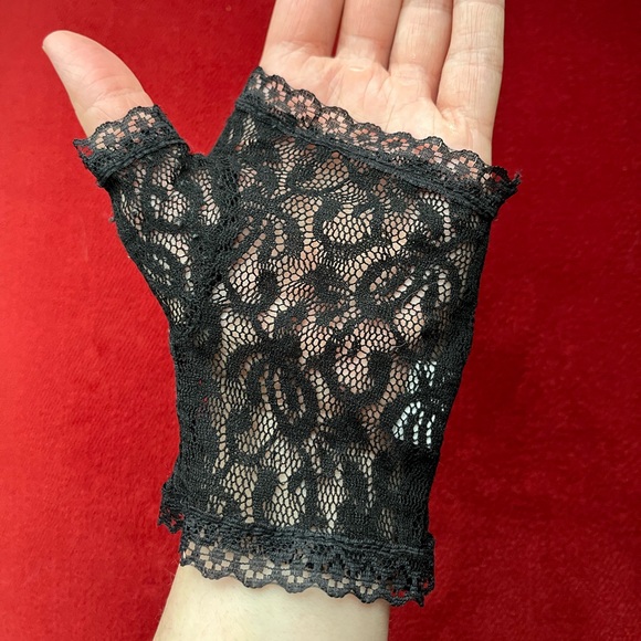 Black lace gloves, fingerless, OS, great for parties or costumes - Picture 3 of 3
